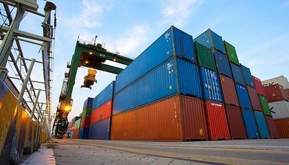 中國12月進出口同比增速轉負，全年貿易順差收窄708億美元，港口裝卸活動面臨挑戰