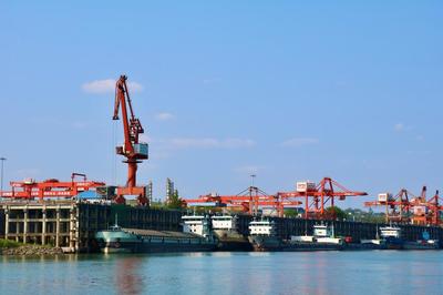 奮戰紅五月，瀘州水運吹響發展“進軍號” 港口貨物裝卸搬運活動如火如荼